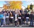 Bild: fvo
Für die Öko-Modellregion Naturparkland Oberpfälzer Wald übergibt Projektmanagerin Katharina Haas (hinten rechts) die Förderschilder.
