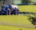 Bild: Jens Büttner/dpa
Das Bundesverwaltungsgericht Leipzig prüft, ob die bayerische Düngeverordnung Landwirte zu stark einschränkt. (Archivbild)