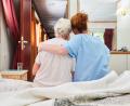 Symbolbild: Robert Kneschke/Adobe Stock
Die Caritas in Grafenwöhr bietet seit Oktober eine neue ambulante Versorgung an. Die „Palliativ-Tour“ soll die Lebensqualität eines Patienten bis zu dessen Tod verbessern.