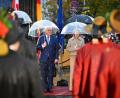 Bild: Soeren Stache/dpa
Bundespräsident Frank-Walter Steinmeier und seine Ehefrau Elke Büdenbender nehmen im strömenden Regen am landesüblichen Empfang durch die Tiroler Schützenkompanie teil.