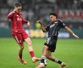 Bild: Arne Dedert/dpa
Spielte sich selbst aus und Eintracht Frankfurt um Nathaniel Brown (r) noch tiefer in die Krise: Liverpools Florian Wirtz (l).
