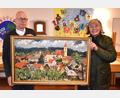 Bild: no
Rosi Fischer (rechts) übergab, im Auftrag von Christine Mahrun, der Frau des früheren Illschwanger Pfarrers, ein vor 50 Jahren gemaltes Bild der Ortsansicht von Illschwang an Pfarrer Thomas Schertel.