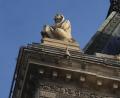 Bild: Thibault Camus/AP/dpa
Die Polizei hofft die Louvre-Einbrecher dank zahlreicher Spuren zu fassen (Archivbild).