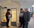 Bild: prh
Museumsleiterin Ursula Wiechert, Andreas Dirschedl und Bernhard Knauer (von links), Vorsitzender des Museumsvereins, freuen sich über das geschliffene 12-teilige Bowle-Service aus Bleikristall, das der verstorbene Hans Dirschedl dem Museum überlassen hat.
