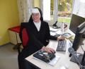 Bild: hdk
Die neue Rektorin Sr. Ancilla Pitroff an ihrem Schreibtisch im Rektorat der Realschule Auerbach.