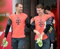 Bild: Harry Langer/dpa
Jonas Urbig (r) darf gegen Gladbach statt Manuel Neuer (l) im Tor ran.