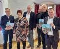 Bild: Kunz
Sie waren die Ersten, die das neue Buch aus den Händen von Verlagsleiter Josef Roidl erhielten. Von links: Bürgermeister Reinhold Wildenauer, Autorin Petra Vorsatz, Roidl, Sebastian Schott, Bürgermeister Lothar Höher und Oberbürgermeister Jens Meyer.