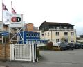 Bild: Hirsch
Das Firmengelände des Bauunternehmens Donhauser in der Ettmannsdorfer Straße ist umgeben von Wohnbebauung und kann nicht erweitert werden. Deshalb will der Betrieb ein neues Büro- und Verwaltungsgebäude im Stadtosten errichten.