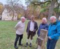 Bild: bl
Die OWV-MitgliederJosef Hösl, Thorwald Poschenrieder, Helmut Friedl und Hans Paulus (von links) haben sich auf die Spur der Eremiten auf dem Eixlberg begeben. Ein Steinkreuz erinnert dort an Paul Zeilbeck, einen prägenden Vertreter dieser Lebensform.