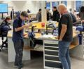 Bild: WorldSkills Germany
An verschiedenen Kompetenzstationen stellten die zehn Auszubildenden beim 1. WorldSkills RegioCup Nordoberpfalz ihr Können unter Beweis – unter zeitlichem Druck und unter Beobachtung der Jury.