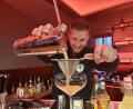 Bild: Gabi Schönberger
Gelernt ist gelernt. Um Cocktails richtig mixen zu können, hat Matthias Küffner Anfang des Jahres sogar eine Barschule in München besucht.