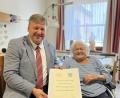 Bild: Braun
Am 5. Oktober 2025 feierte Irmengard Busch ihren 90. Geburtstag in Kastl. Dazu gratulierte ihr auch Bürgermeister Stefan Braun.