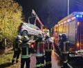 Bild: dob
Die Feuerwehr hievt das Unfallauto am Donnerstagabend aus dem Graben bei Vohenstrauß.