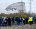 Bild: Sven Hoppe/dpa
Der zweite Kühlturm des stillgelegten Kernkraftwerkes Gundremmingen stürzt nach der Sprengung zusammen