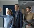 Bild: Katrin Knoke/ZDF/dpa
Die Kommissare Linett Wachow (Stefanie Stappenbeck, l-r), Reddemann (Arnfried Lerche) und Nils Makowski (Lucas Reiber) begutachten ein Fläschchen mit einem "Wundermittel".