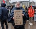 Bild: Markus Scholz/dpa
Eine Demonstrantin in Hamburg stellt auf einem Pappschild eine Frage an Bundeskanzler Friedrich Merz (CDU).