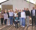 Bild: fvo
Sohn Georg (Fünfter von links) hat zum 95. Geburtstag seiner Mutter eine rotblühende Kastanie gepflanzt. Die Jubilarin Elisabeth Wittmann (vorne sitzend), die Familie und Gratulanten freuen sich über diese schöne Geste.