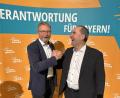 Bild: Freie Wähler/Lukas Kick 
Hubert Aiwanger gratuliert dem neuen Generalsekretär Hans Martin Grötsch (links) aus Königstein im Landkreis Amberg-Sulzbach.