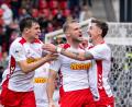 Bild: Sascha Janne
Eric Hottmann (Zweiter von rechts) lässt sich feiern. Der Jahn-Stürmer schlug gegen den VfB Stuttgart II zwei Mal zu.