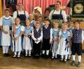 Bild: Wilhelm Ertel
Die neue Kindertanzgruppe unter der Leitung von Daniela Högner (rechts) und Unterstützung durch Steffi Högner (links).
