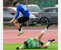 Bild: Werner Franken
Ganz locker übersprangen Moritz Hügel (links) und die SpVgg SV Weiden in der Bayernliga Nord die Hürde FC Coburg.