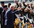 Bild: Hasnoor Hussain/Pool Reuters/AP/dpa
Trump präsentiert eine Tanzeinlage bei seiner Landung.