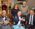 Bild: jr
Bürgermeister Stefan Grillmeier (rechts) gratulierte für die Stadt Mitterteich und stieß mit Hermann Frank auf dessen 90. Geburtstag an. Mit im Bild seine Schwester Maria (sitzend links), sowie im Hintergrund Neffe Bernd Frank mit Gattin Uschi.