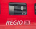 Symbolbild: Daniel Vogl/dpa
Zwischen Marktredwitz und Weiden liegt ein Baum im Gleis. Die Zugstrecke ist gesperrt.