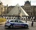 Bild: Thomas Padilla/AP/dpa
Die Ermittler melden nach dem Raubüberfall auf den Louvre einen Fahndungserfolg.