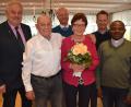 Bild: jr
Monika und Hermann Malzer (vorne Mitte) aus Münchsgrün feierten am Sonntag Goldene Hochzeit, dazu gratulierten Pfarrvikar Luke Eze (rechts) und Bürgermeister Johann Burger (links). Im Hintergrund die beiden Söhne Thomas (Mitte) und Markus.