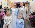 Bild: Alexandra Elsner
Das Hochzeitspaar Sonja Zimmerer und Stefan Piehler zeigt das Bild beim Verlassen der Marienkirche in Nabburg mit den Brautkindern Lina und Emil.
