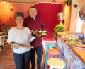 Bild: jbe
Serviceleitung Tanja Hammerschmidt (links) und Koch Jörg Hammerschmidt wollen die Gäste mit bayerischen und spanischen Tapas verwöhnen.