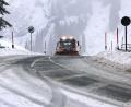 Bild: Karl-Josef Hildenbrand/dpa
Ein Räumfahrzeug des Winterdienstes fährt auf dem Riedbergpass im Schneetreiben.