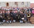 Bild: rha
17 Kirwapaare kürten bei der Burgkirwa in Vilseck ihr neues Oberkirwapaar: Amelie Nutz und Jakob Schießlbauer (oben Mitte), für die passenden Klänge b eim Baumaustanzen hatten die Dagesteiner Musikanten gesorgt.