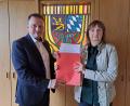 Bild: Helga Kick
Helga Kick übergibt Unterschriften gegen das Wegwerfen von Zigarettenkippen an Weidens Oberbürgermeister Jens Meyer.