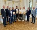 Bild: Regierung der Oberpfalz/Manfred Schmied
Regierungspräsident Walter Jonas (links) zeichnete mit den Ehrengästen Stefan Fröhlich, Johannes Meckl, Lukas Reil und Christian von der Heiden (mit Urkunden, von links) aus.