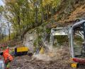 Bild: Petra Hartl
Am Erzberg in Amberg läuft gerade eine Felssicherung: Experten bauen hier Schutzvorrichtungen ein, damit Gesteinsbrocken, die sich aus dem Felsen lösen, nicht auf den Geh- und Radweg oder die vorbeiführende B 299 fallen.