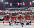 Bild: Werner Moller
Ein voller Gäste-Fanblock im PSD-Bank-Dome: Die Blue Devils Weiden bedankten sich nach der 0:1-Niederlage bei der Düsseldorfer EG bei ihren gut 400 mitgereisten Anhängern.