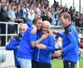 Archivbild: A. Schwarzmeier
Gemeinsam bejubelten Trainer Andreas Scheler (von links), Teammanager Hannes Beer und Co-Trainer Dieter Scheler den Landesliga-Titel mit der SpVgg SV Weiden. Nun übernimmt Dieter Scheler hauptverantwortlich das Traineramt beim SC Luhe-Wildenau II.