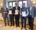Bild: Christine Hollederer, Landkreis Amberg-Sulzbach
Landrat Richard Reisinger (von links) händigte die Kommunale Dankurkunde an Georg Reis, Manfred Braun und Alois Siegert aus. Bürgermeister Florian Junkes gratulierte.