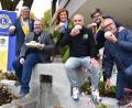 Bild: Lions Club Neustadt/WN
Beherzter Biss in einen süßen Krapfen – und damit Herz zeigen. Zum sechsten Mal organisieren die Lions unter Federführung von Präsident Sebastian Denzler (vorne, links), Vize-Präsident Peter Fleischmann (vorne, Mitte) und Vorsitzendem des Hilfswerks Klaus Berberich (vorne, rechts) die traditionelle Krapfen-Aktion.