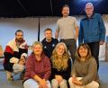 Bild: exb; Theatergruppe/Gabi Strauß
In die glamouröse Welt des Schlagers entführt im November die Theatergruppe Kirchenthumbach die Besucher mit der Komödie „Aber bitte mit Scheidung“. Auf die Premiere des Stücks freuen sich (vorne von links) Sabine Kißler, Raphaela Weber, Gabi Strauß sowie (hinten) Stefan Schober, Sandro Sendlbeck, Peter Eller und Manfred Sendlbeck.