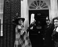 Archivbild: Robert Dear/AP/dpa
Die Schauspielerin Prunella Scales im Jahr 1975 vor Downing Street 10 in London.