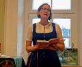 Bild: Thomas Dobler
Unter dem Autorennamen Mareike Klee las die Wissenschaftlerin und Flierl-Nachfahrin Susanne Froehlich aus ihrem ersten Roman vor. Die Lesung fand im Johann-Flierl-Museum in Fürnried statt, das dem Andenken ihres bekannten Vorfahren gewidmet ist.