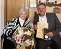 Bild: Stefanie Gradl
Bürgermeister Hans-Martin Schertl überbringt der Jubilarin Eveline Besold die Glückwünsche zum 100. Geburtstag und überreicht die Landkreismedaille in Gold.