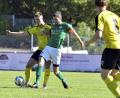 Bild: Hubert Ziegler
Mario Schmien (links) vom FC Amberg im Kampf um den Ball mit Christoph Lindner (rechts) vom FC Wernberg. Beide Teams sind seit nunmehr zehn Partien ohne Niederlage – allerdings lacht Amberg von ganz oben, während Wernberg nur Verfolger ist.