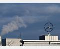 Bild: Bernd Weißbrod/dpa
Mercedes-Benz mit Gewinneinbruch. (Foto aktuell)