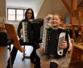 Bild: ubb
Gemeinsam mit ihrer Lehrerin Viktoria Obermaier übte Kathi Stock sogar in den Sommerferien weiter auf ihrem Instrument, um beim herbstlichen Musikwettbewerb für Akkordeon gut vorbereitet zu sein.