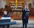 Bild: u
Unter dem Motto „Amoi seg ma uns wieda …“ gestalten die Sängerin Melanie Dotzler (rechts) und die Pianistin Iryna Hermann (links) seit 2019 Trauerkonzerte, alle Jahre auch in der Hirschauer Stadtpfarrkirche.