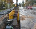 Bild: jr
Baustelle Hauptstraße in Pechbrunn, Kanal- und Wasserleitungen werden ausgewechselt.